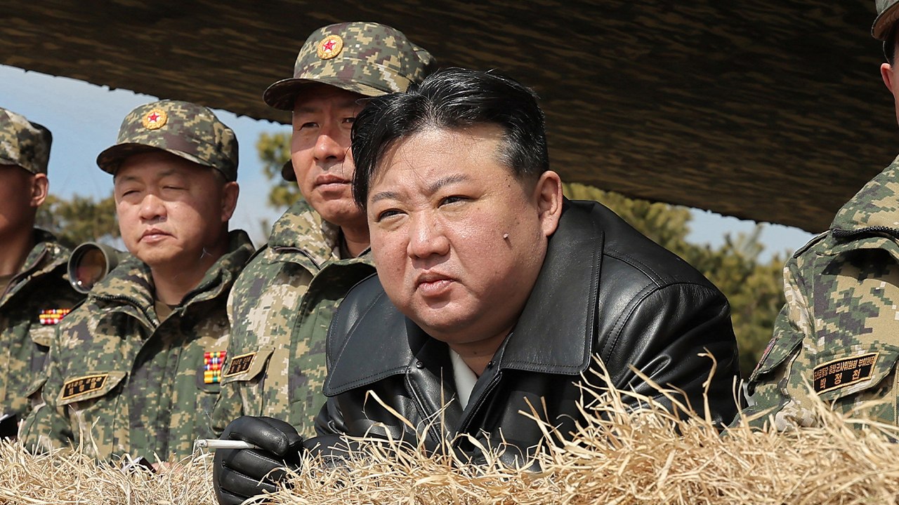 김정은, '서울 타격권' 포병부대 훈련 시찰...연이틀 훈련 지도 / YTN