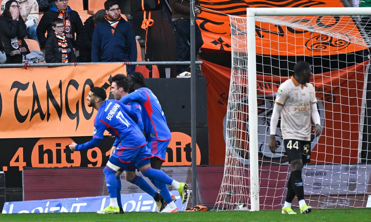 ليون يتخطّى لوريان