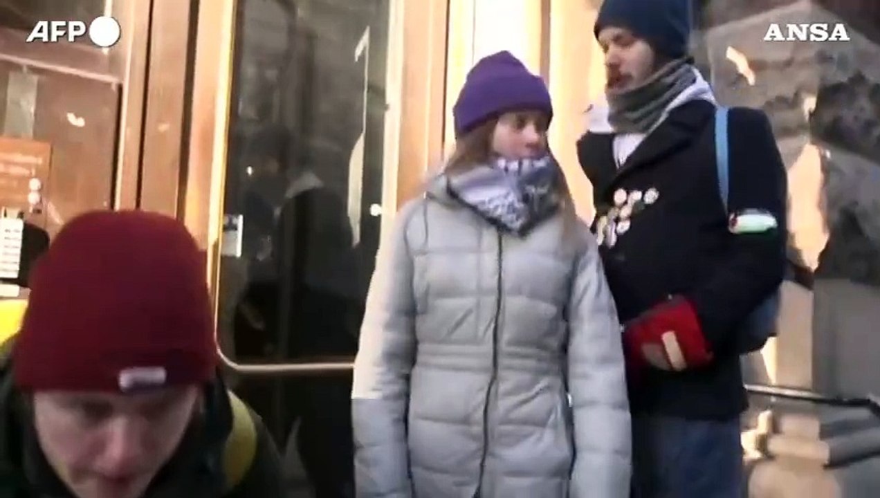 Greta Thunberg blocca l'ingresso del Parlamento svedese