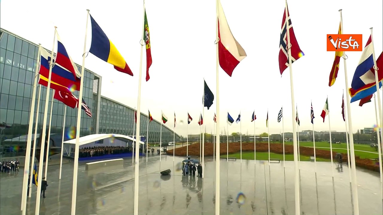 Issata la bandiera svedese alla Nato