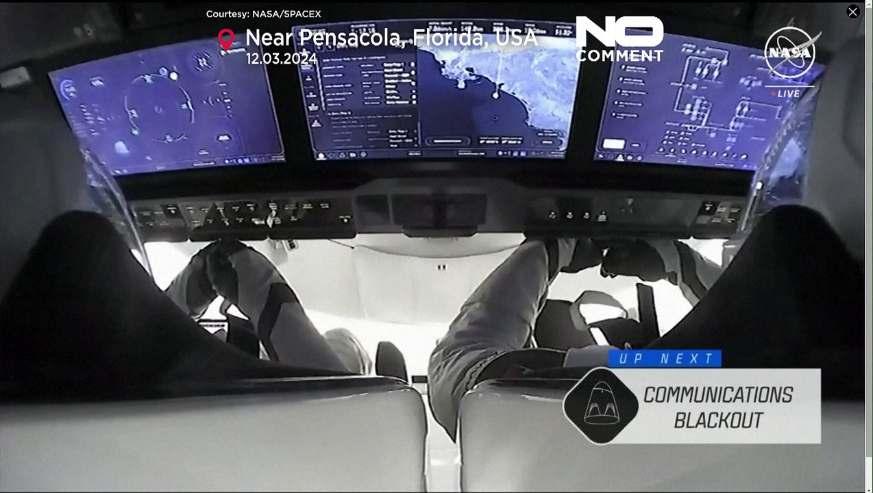 Crew Dragon с космонавтами на борту вернулся на Землю (видео)