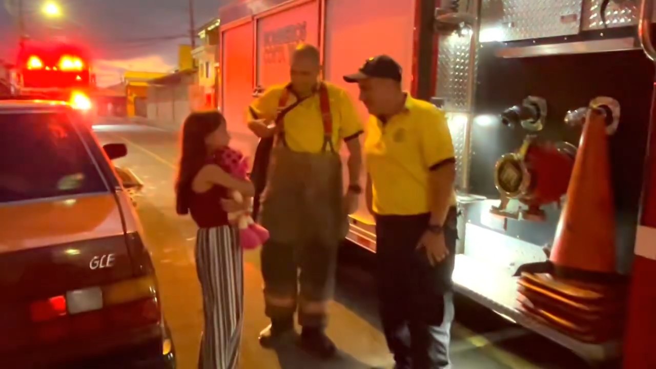 Esta noche, los bomberos de la Estación Metropolitana Sur visitaron a Alexa, una niña quien fue víctima de un incendio en su casa de habitación, donde las llamas acabaron con su cuarto. La pregunta de Alexa al momento del incendio fue