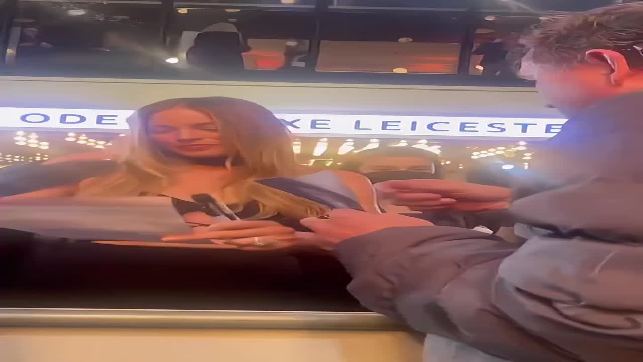 El gesto viral de Margot Robbie con un fan con problemas de audición