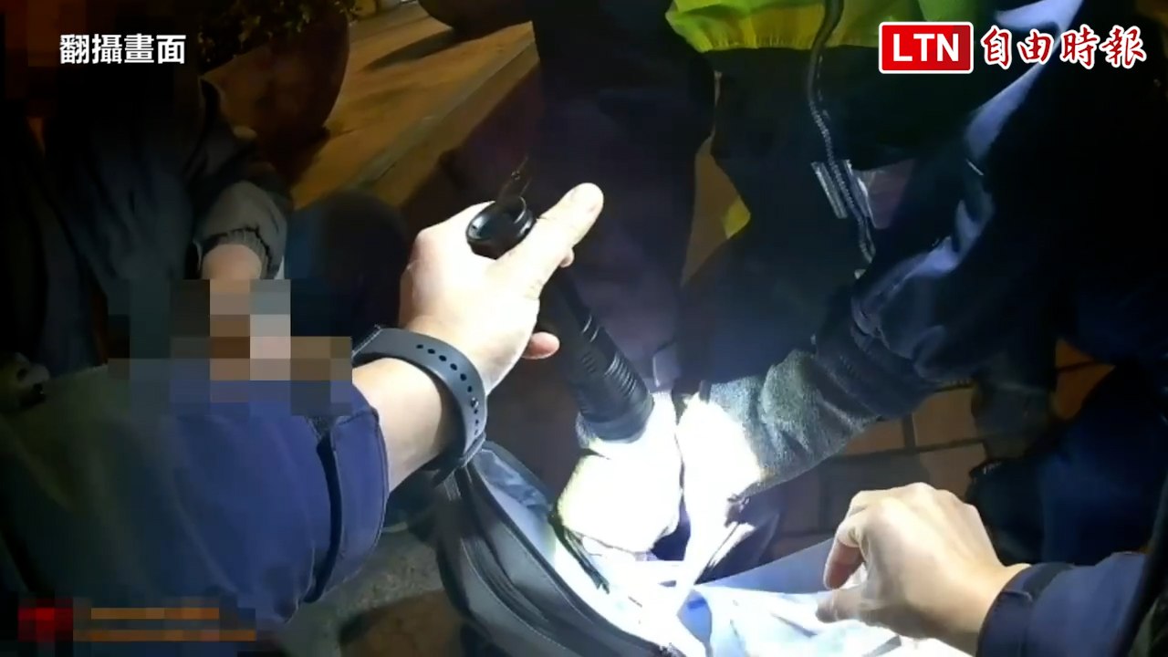 「身背3條通」被盤查定格10秒 講不出名字又藏安毒吸食器(翻攝畫面)