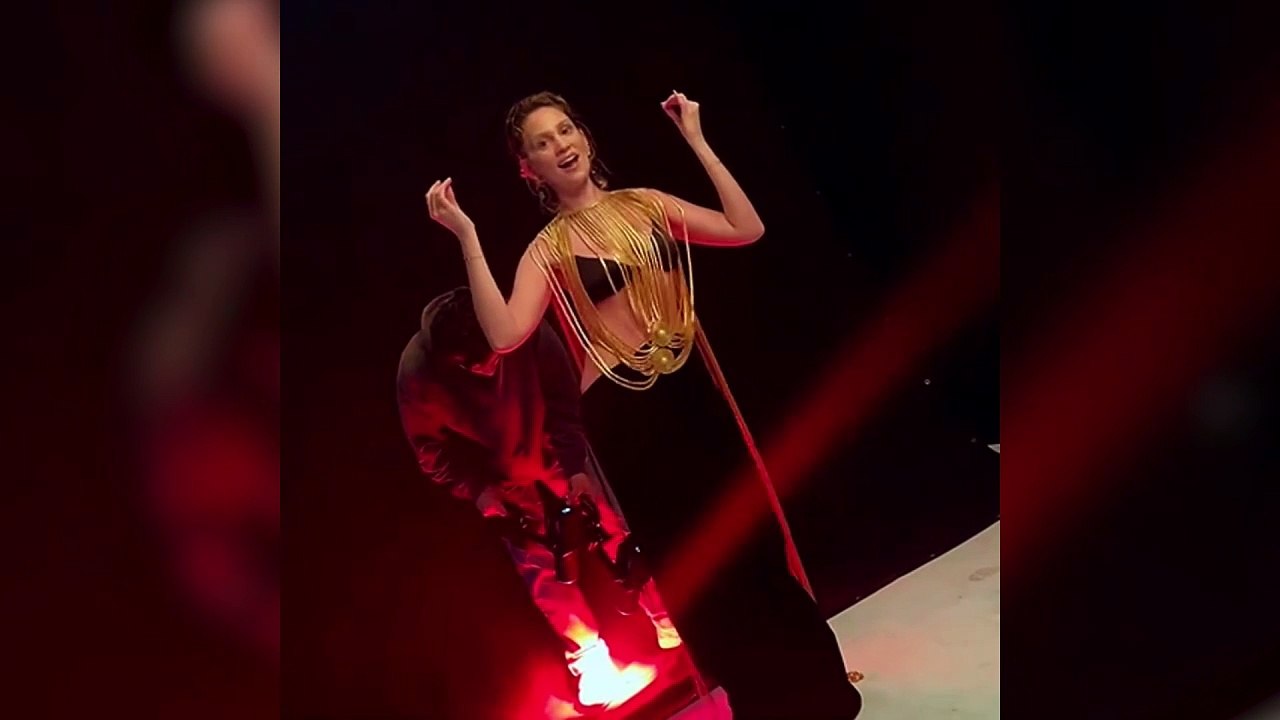 Farah Zeynep Abdullah, oryantal dans şovunu takipçileriyle paylaştı