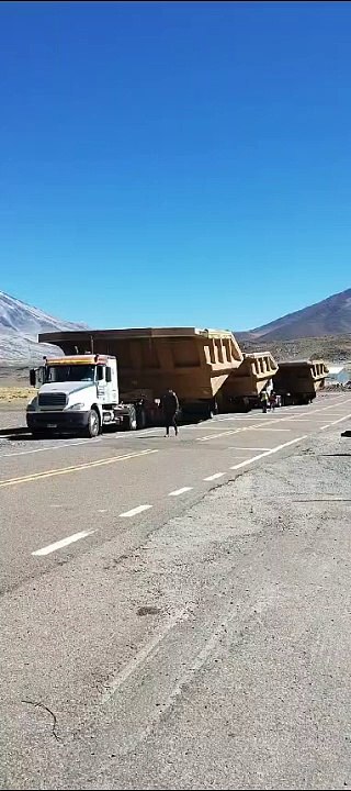 Convoy con equipos mineros