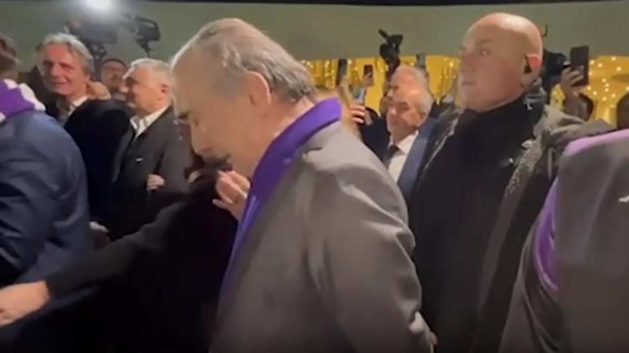 Video, Rocco Commisso scoppia in lacrime alla camera ardente per Joe Barone