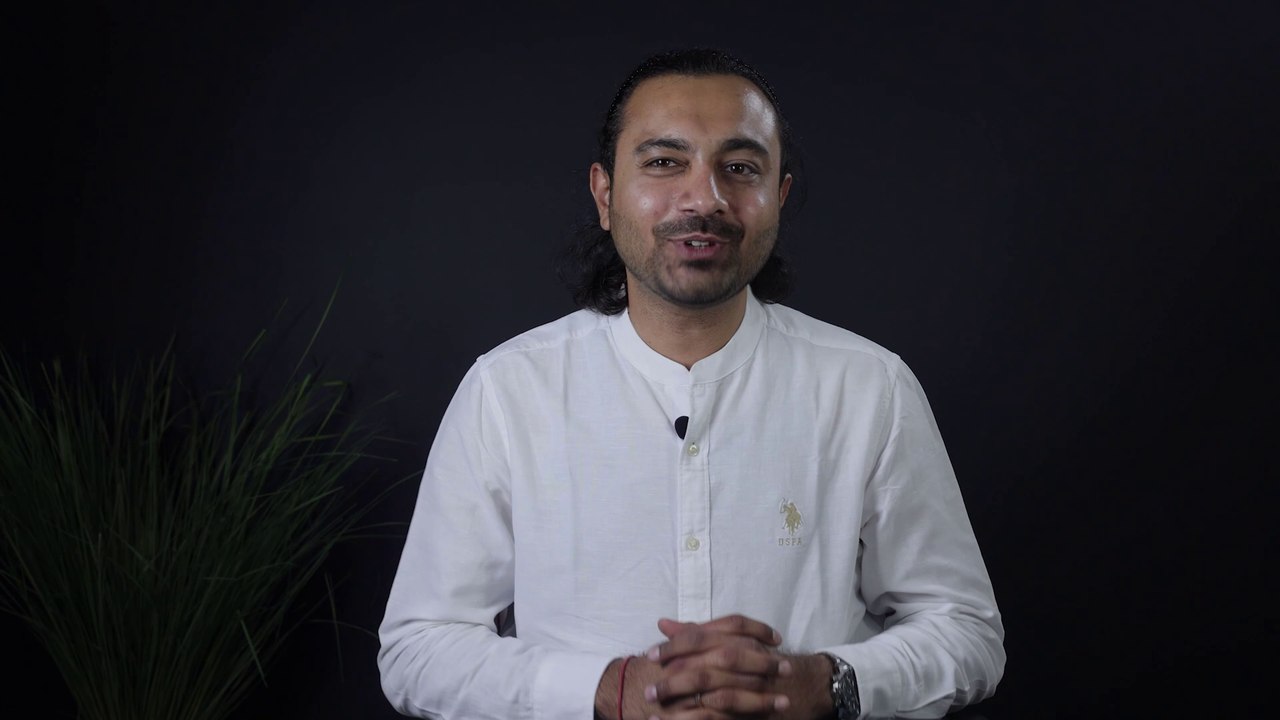 Human vs AI: Who is Better for Your Business? | Ibiixo Technologies | English