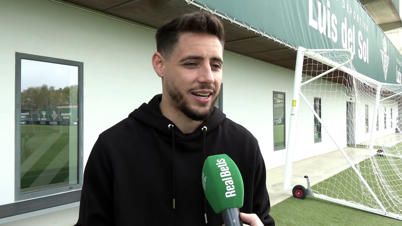 Álex Moreno, de visita en la Ciudad Deportiva Luis del Sol