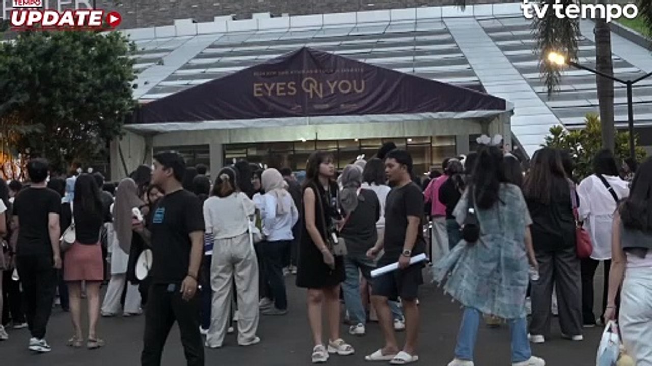 Kim Soo Hyun Sapa Penggemar di Sentul