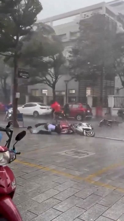 "트럭이 날아다녀" "도시 기능 마비"…中 괴물 태풍에 쑥대밭