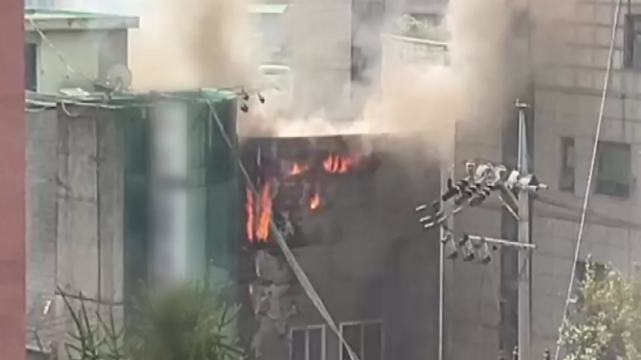 서울 홍대입구역 근처 건물에서 불...3명 대피 / YTN