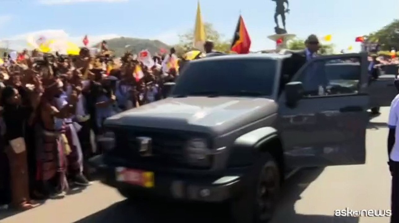 L'abbraccio festoso dei fedeli di Timor Est per Papa Francesco