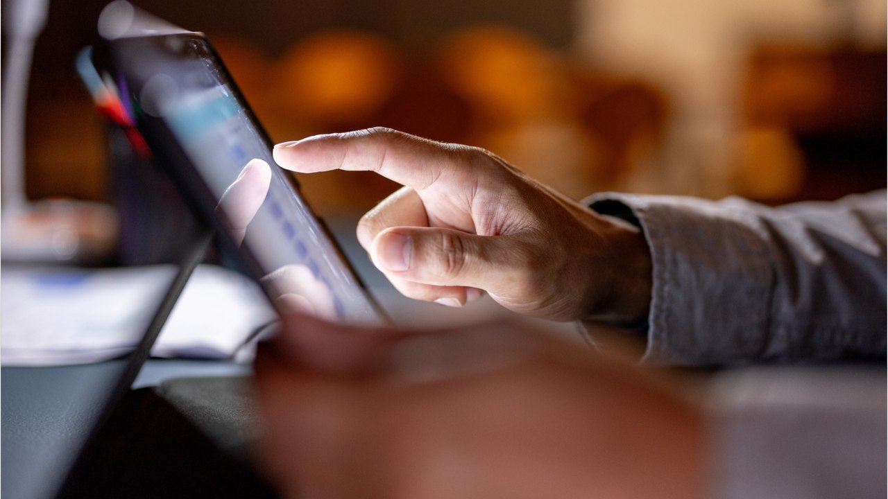 Illectronisme : définition, causes et enjeux