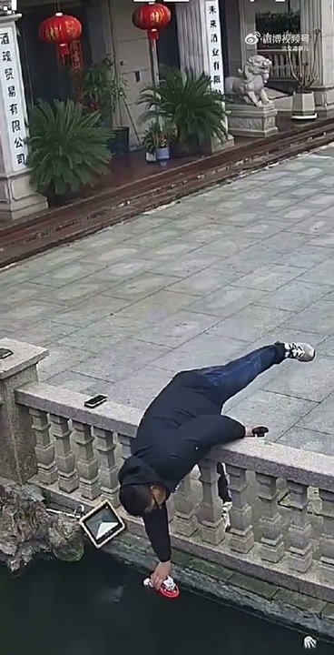 Il voulait juste jouer avec son bateau radio commandé... raté