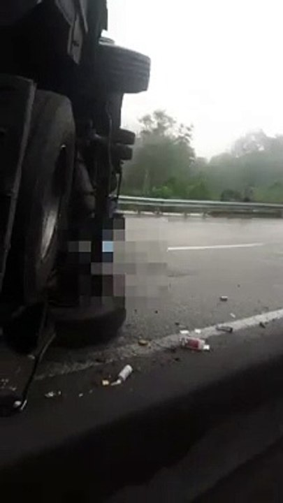 加叻大道严重意外 巴士翻覆疑压中人