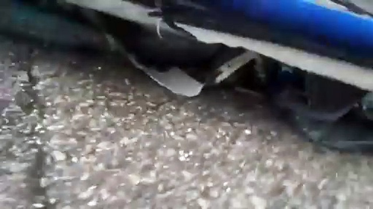 巴士翻覆横挡路上 加叻大道大塞车！