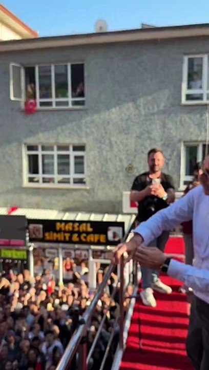 Etimesgut Belediye Başkanı Erdal Beşikçioğlu zaferini Erik dalı ile kutladı