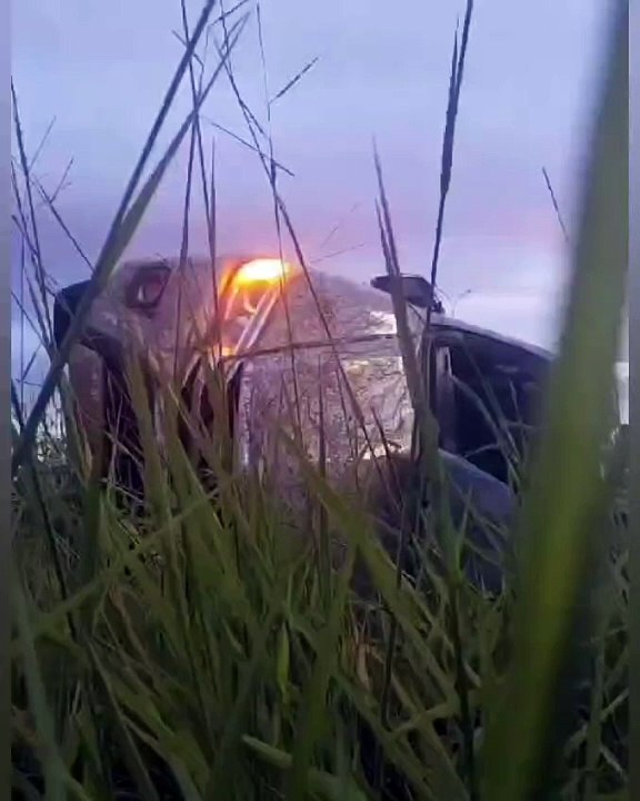 Carrão do traficante capota e a erva se espalha no pasto!