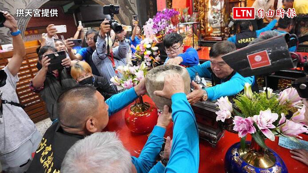 拱天宮開爐 信徒擠爆求香灰（拱天宮提供）