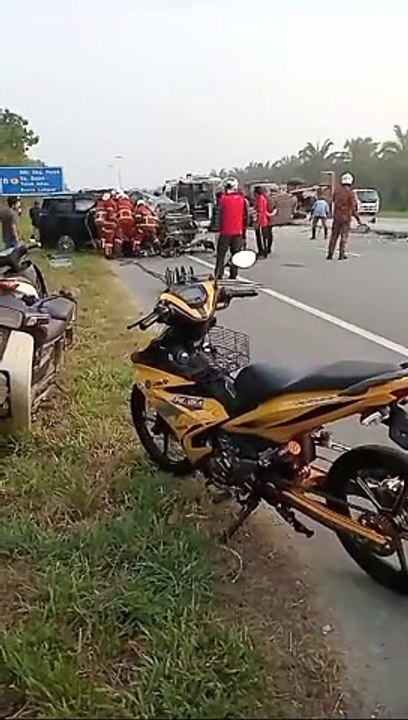 休旅车撞铲斗车 8受伤 最小4岁