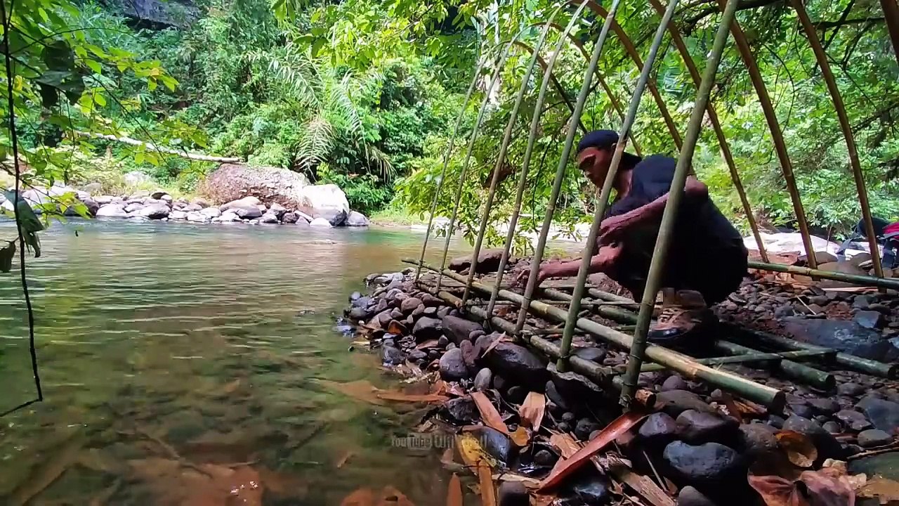 Build a small and comfortable shelter || Solo camping - Bushcraft