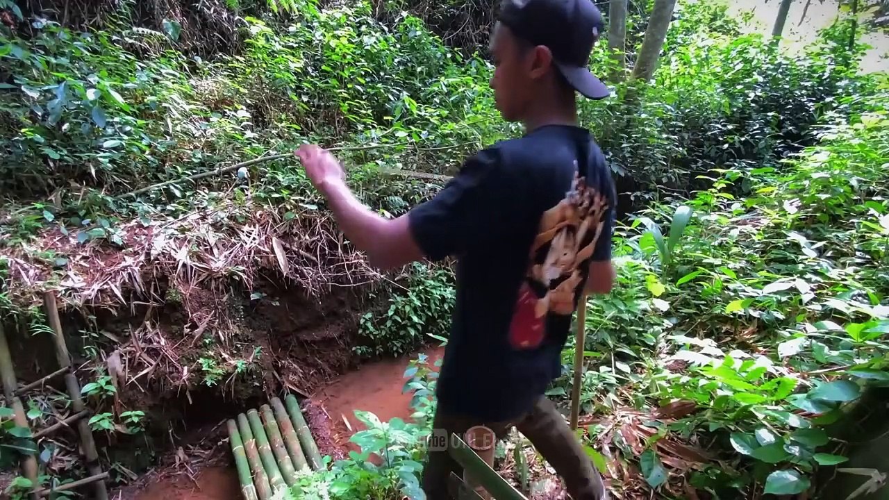 Solo camping heavy rain and the sound of thunder overnight || building a bath and lounge chairs