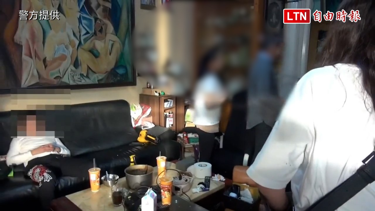 台中刺青師在自家販毒「門戶洞開」 警上門他癱昏沙發上 (警方提供)