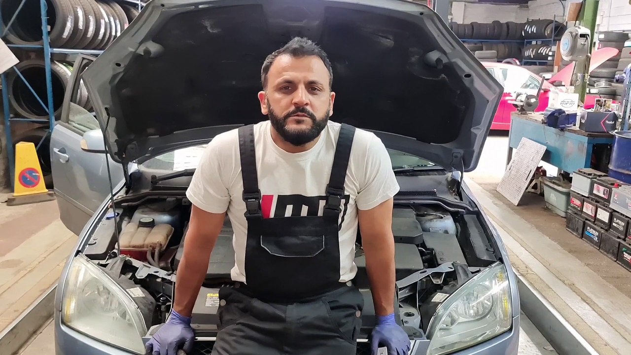 how to change headlight bulb on ford focus 2007