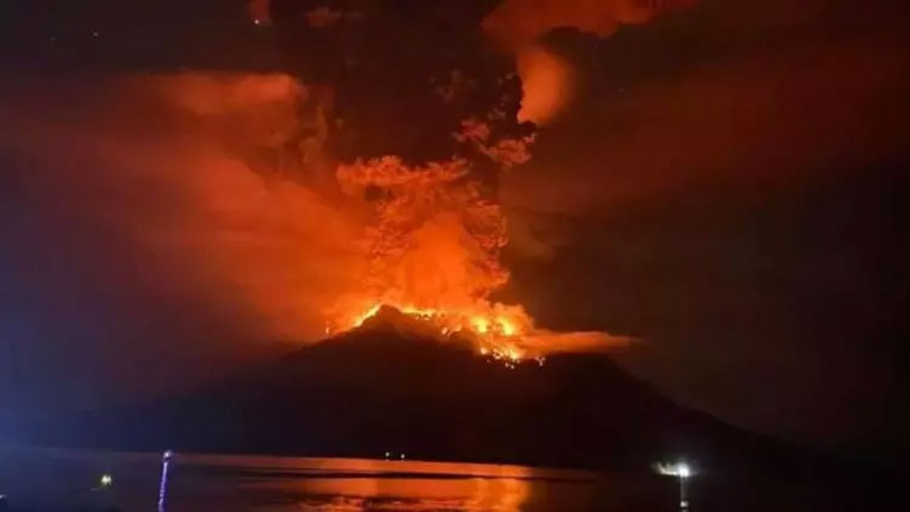 Ruang Yanardağı patladı