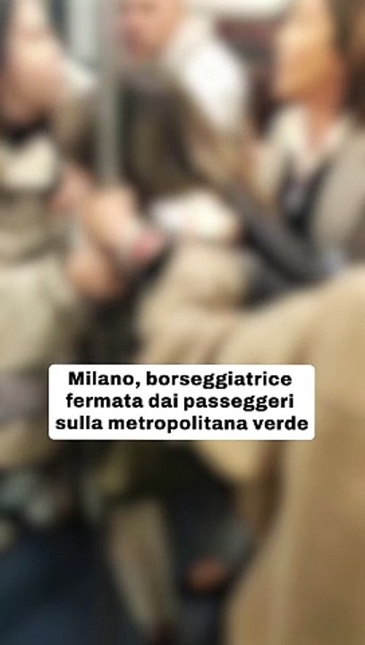 Milano, borseggiatrice fermata dai passeggeri sulla metropolitana verde