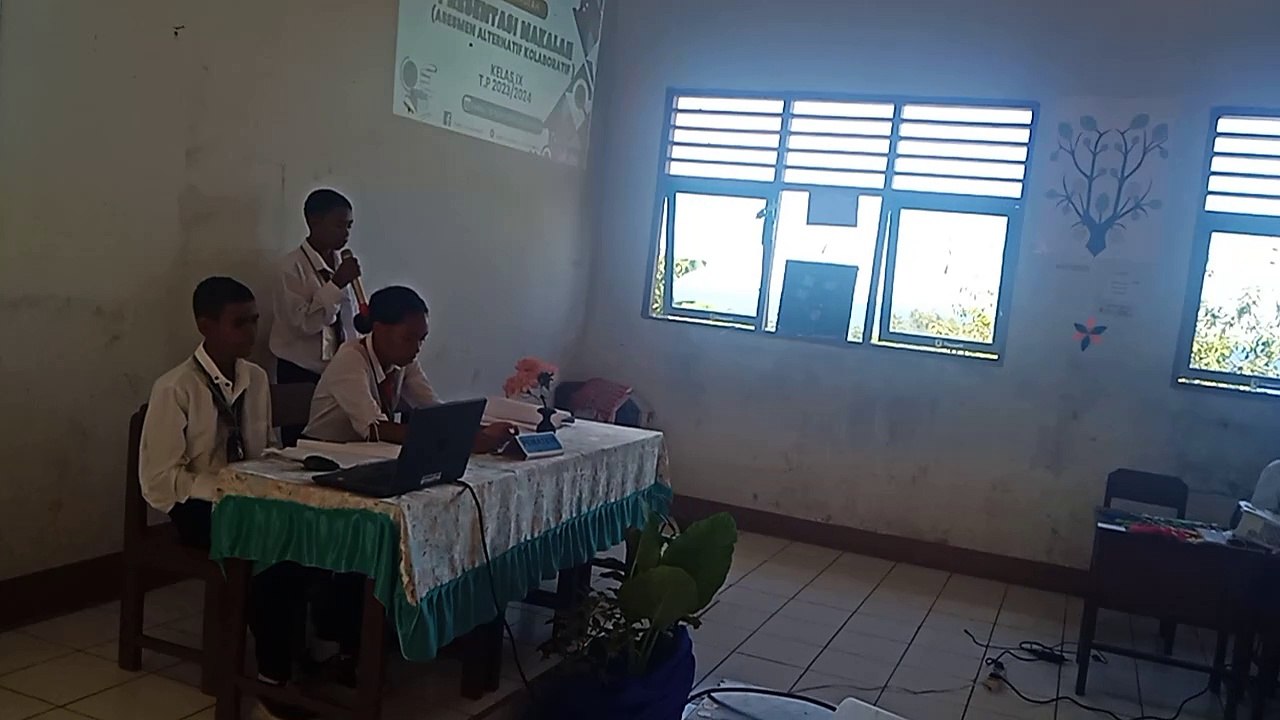 Siswa SMPN 4 Wulandoni Ikuti Ujian Berupa Presentasi Makalah