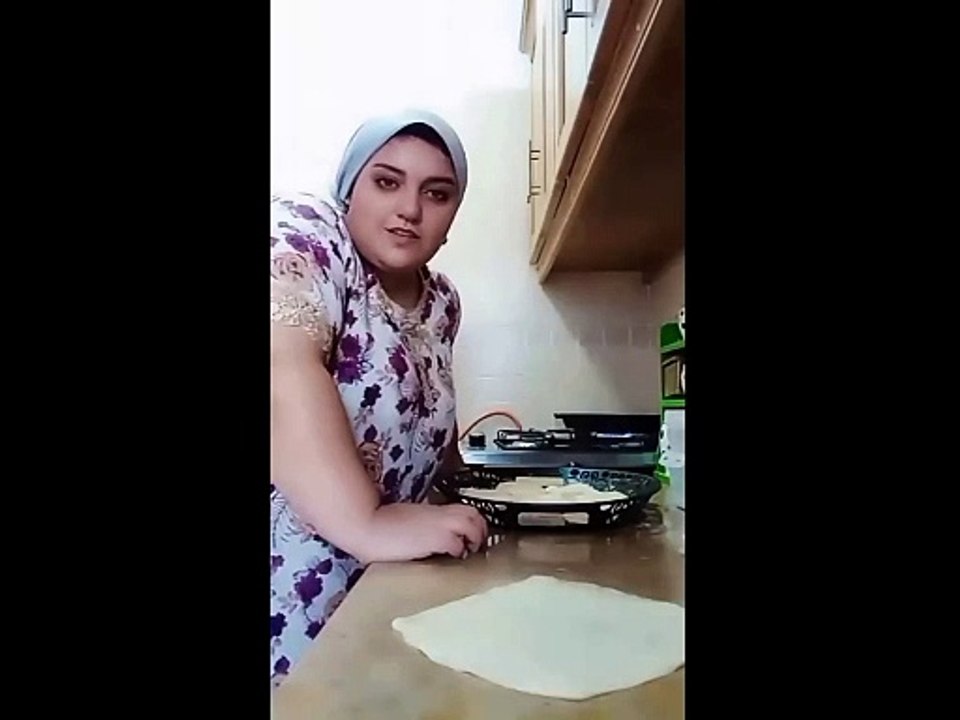 روتين محجبة تخينة في المطبخ