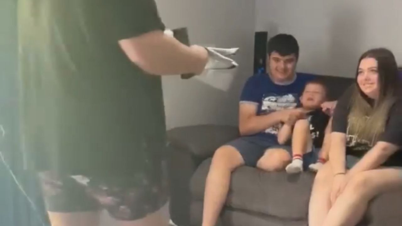 Mom reveals the twins' arrival through T-shirts and  ultrasound images