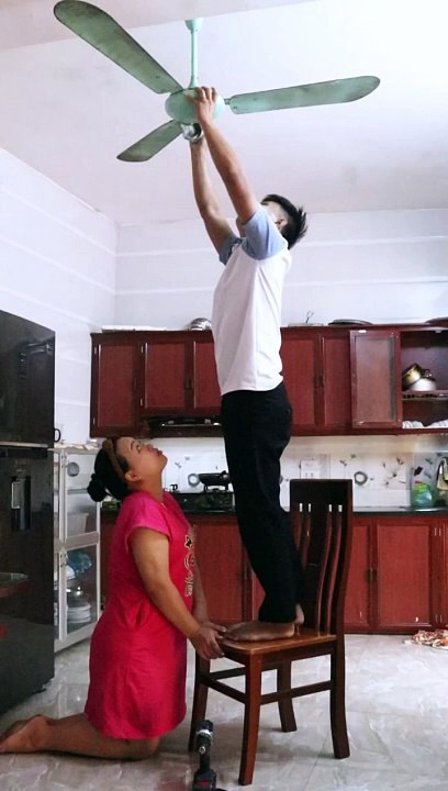 What is the wife thinking  in hindi