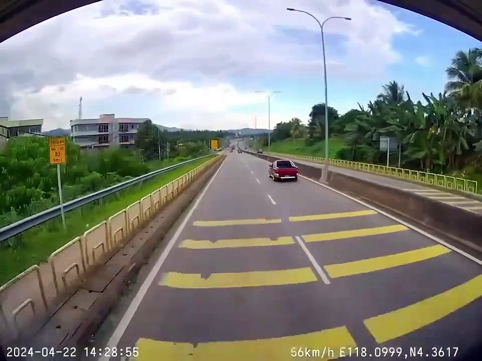 路口不停 直接出 货卡险遭罗厘撞