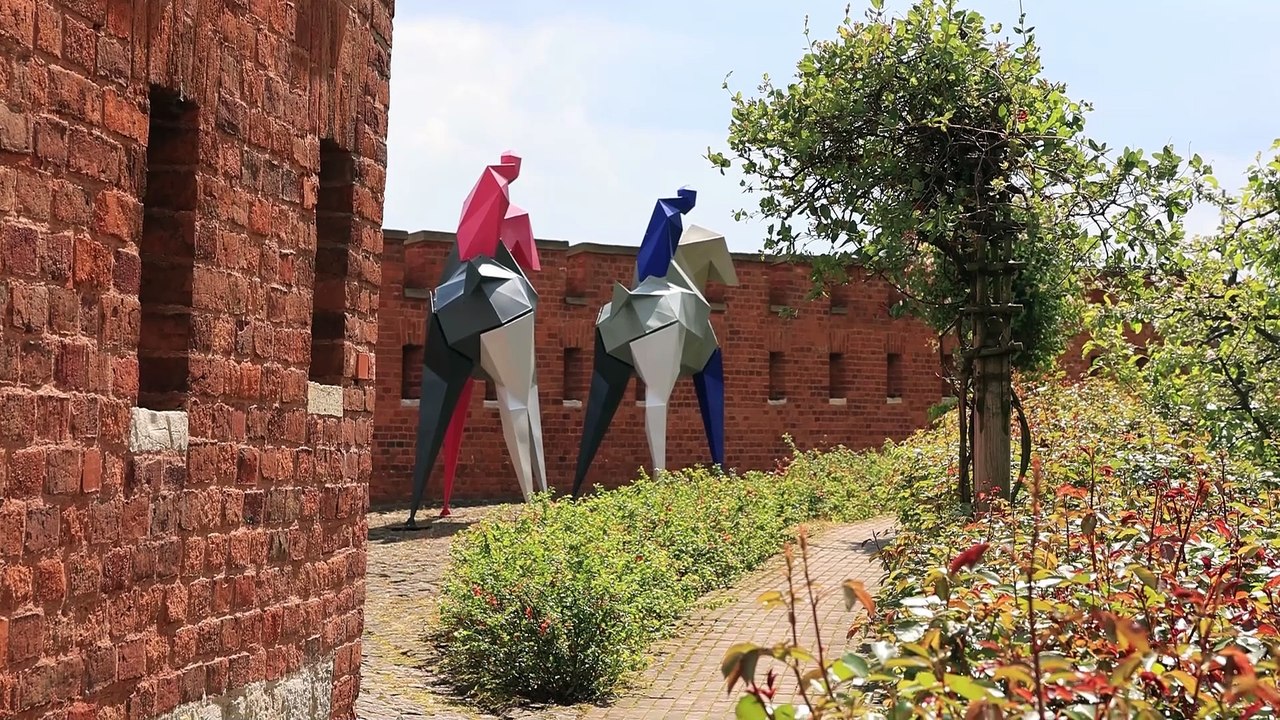 KRAKÓW WAWEL RZEZBY W OGRODACH