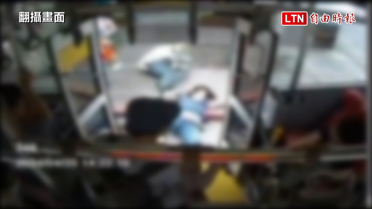 基隆婦人搭公車  老翁嫌下車動作慢竟將她拖下車(翻攝畫面)