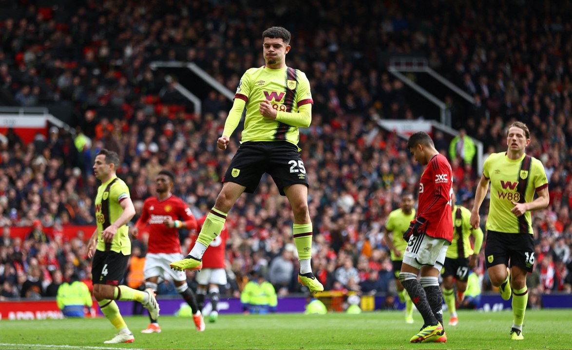 بيرنلي يُجبر مانشستر يونايتد على التعادل