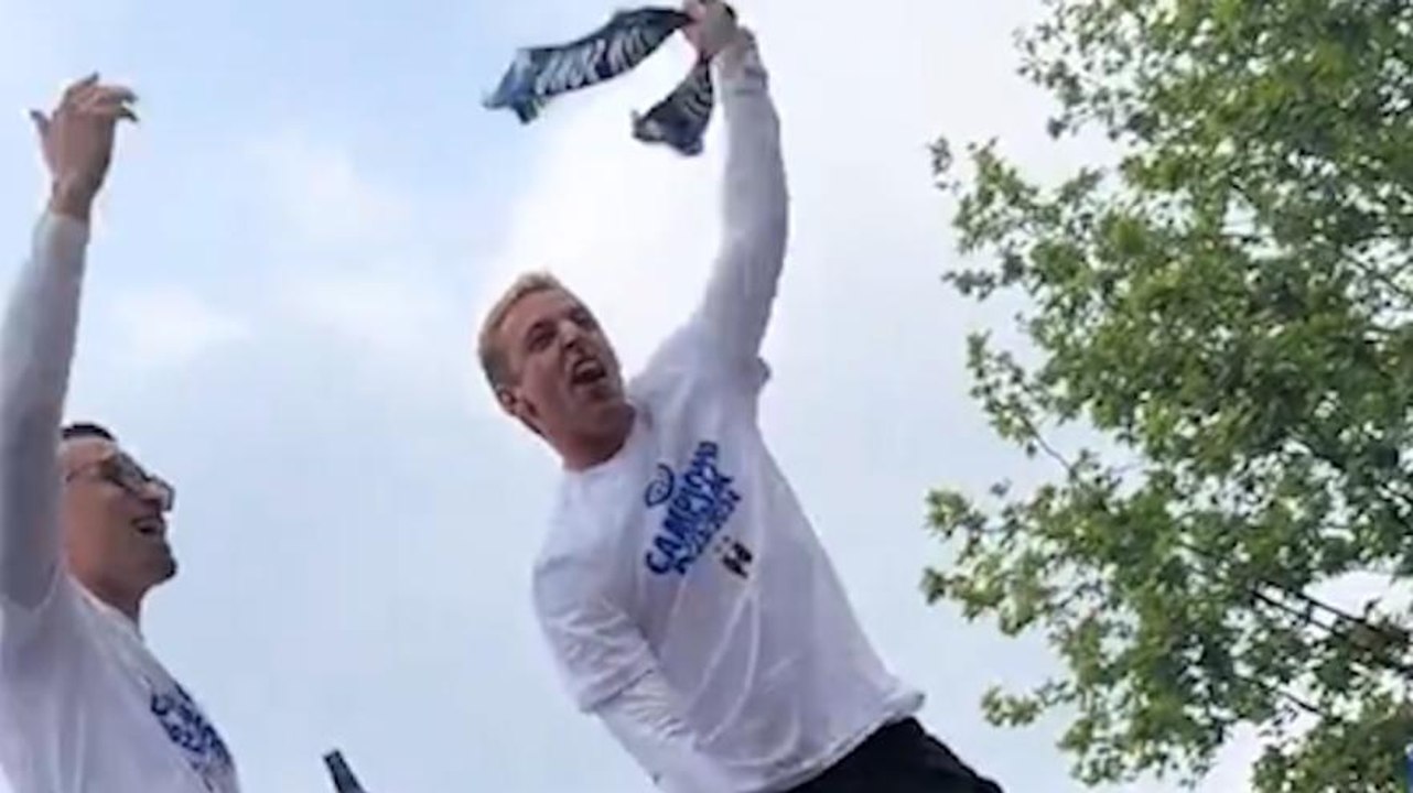 Video, Frattesi canta scatenato "milanista pezzo di m..." alla festa scudetto dell'Inter