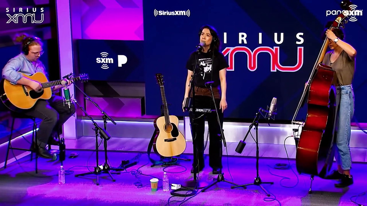 Mitski chante son tube "My Love Mine All Mine"