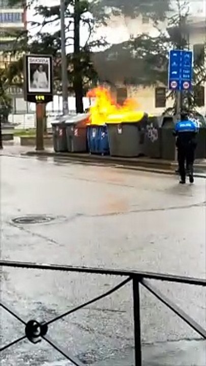 Arde en pocos minutos un contenedor de Padre Isla pese a la lluvia
