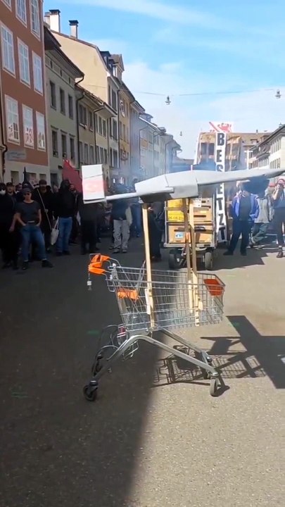 PKK yandaşları Bayrakta TB2 maketi yaktı