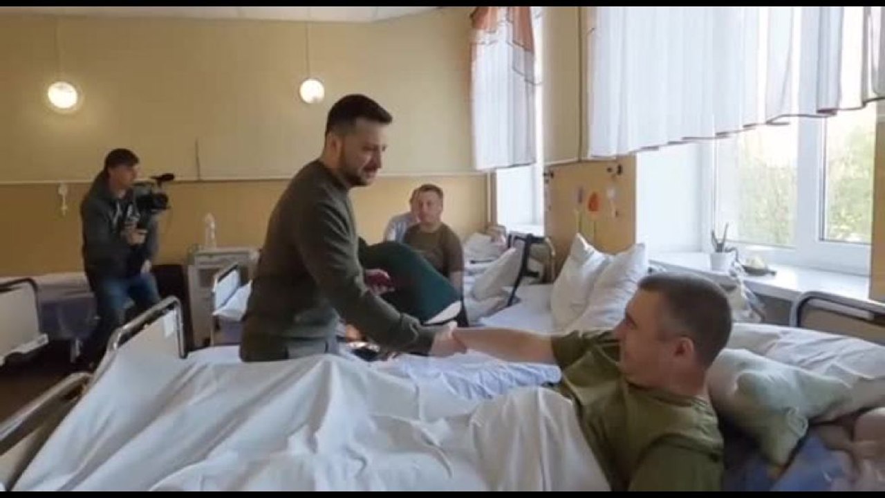 Zelensky visita ospedale, medaglie ai soldati feriti