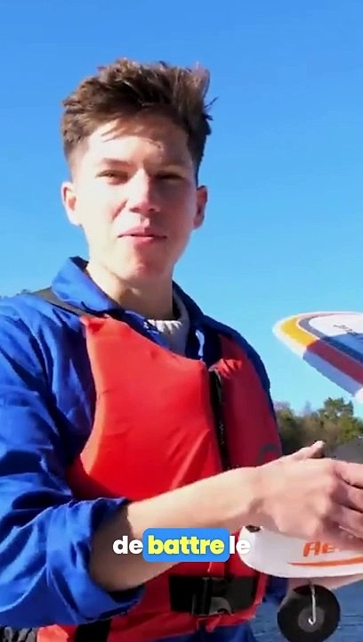 Il a battu le record du monde du plus gros porte avion télécommandé !