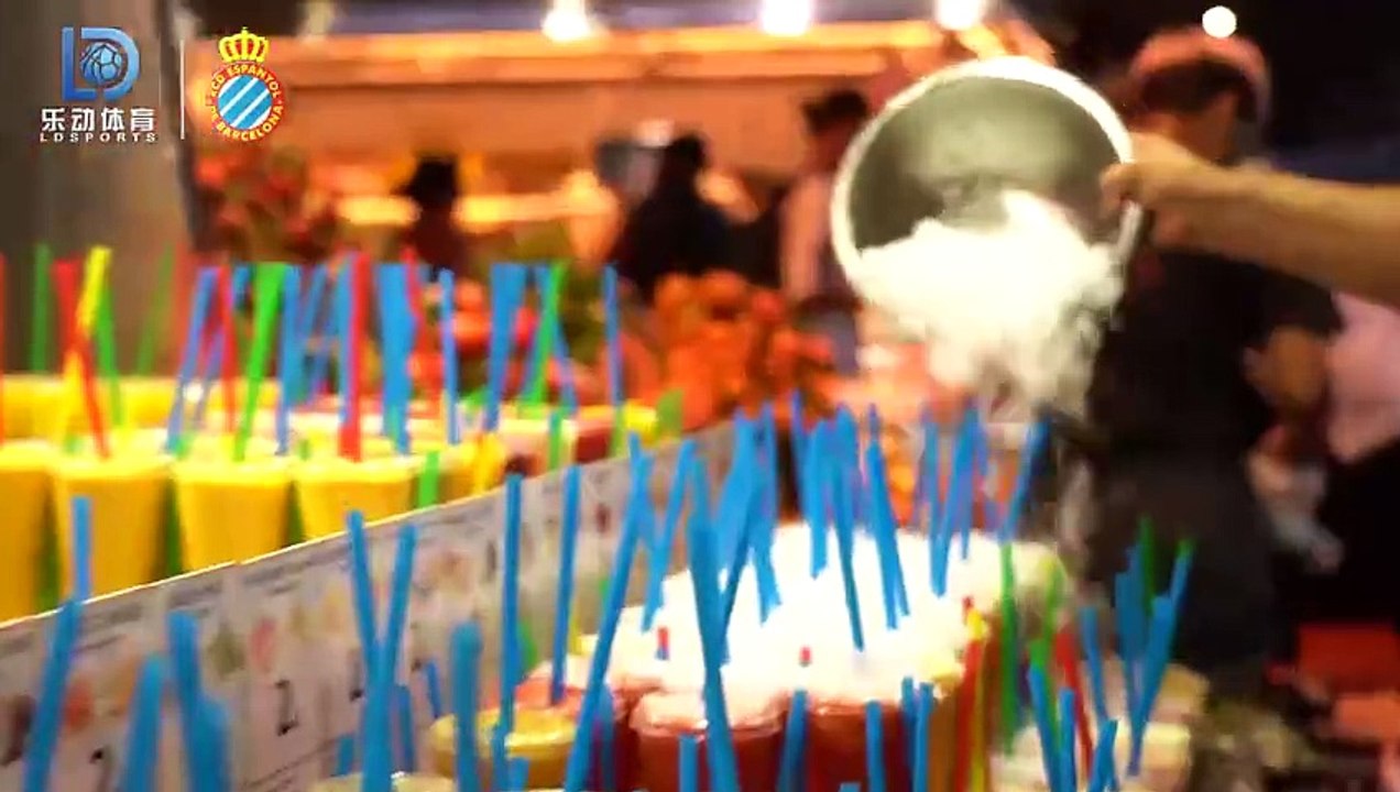 巴塞罗纳必逛的圣卡特琳娜市集 居然能遇到足球名宿－塔穆多