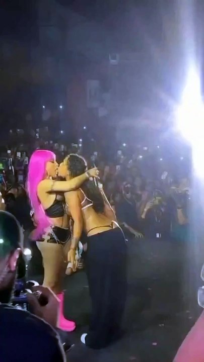 ¡Yailin “La Más Viral” y Tokischa se dan tremendo beso!
