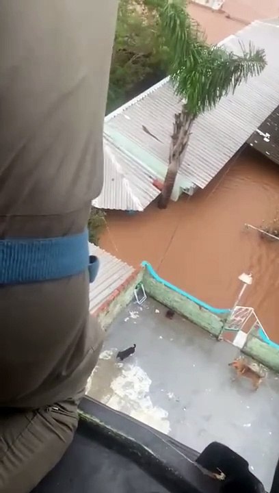 Chuvas no RS: Família é resgata de telhado em Canoas por helicóptero