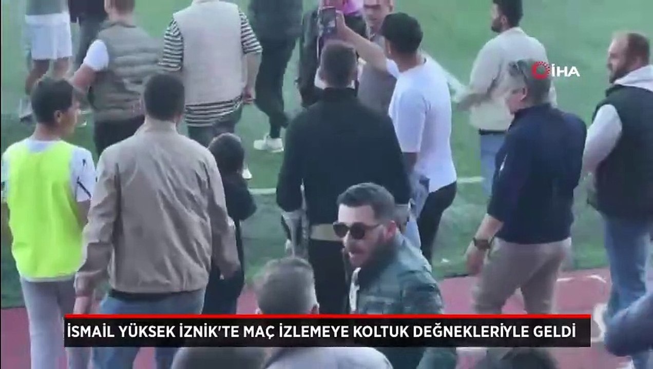 Fenerbahçeli İsmail Yüksek memleketi İznik'te maç izlemeye koltuk değnekleriyle gitti