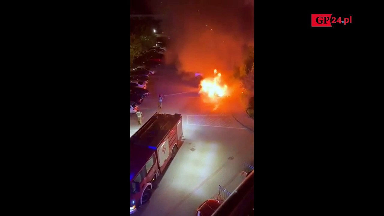 Dwa samochody spłonęły na parkingu przy ul. Hubalczyków w Słupsku
